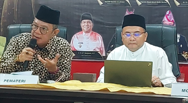 Salah satu pemateri dalam diskusi panel Musyawaran Besar V Lembaga Adat Rumpun Melayu (LARM) di Balai Adat LAMR/Foto: mediacenter.riau
